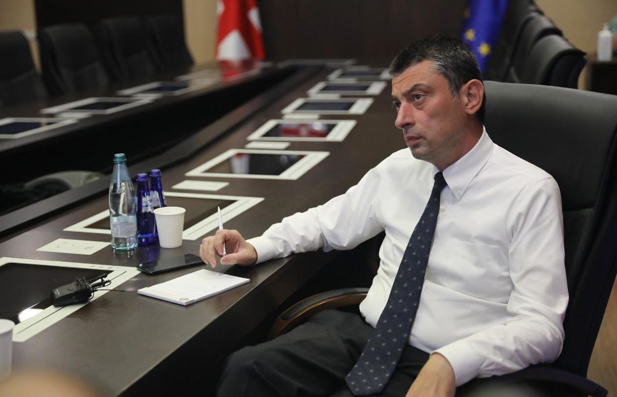 გიორგი გახარია ონის მუნიციპალიტეტის მერიაში იმყოფება, სადაც საგანგებო შტაბის სხდომას გამართავს