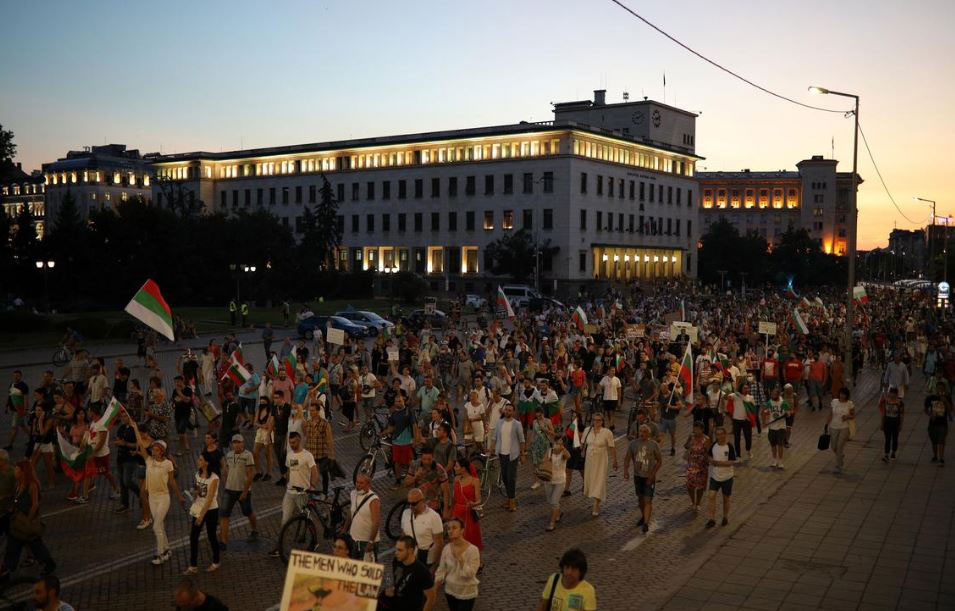ბულგარეთში დემონსტრანტებმა პრემიერ-მინისტრის გადადგომის მოთხოვნით მთავარი ქუჩები გადაკეტეს