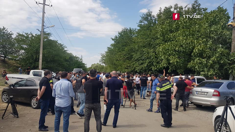 სოფელ ყარაჯალარის მოსახლეობა საკარანტინო შეზღუდვების მოხსნის მოთხოვნით აქციას მართავს [ვიდეო]
