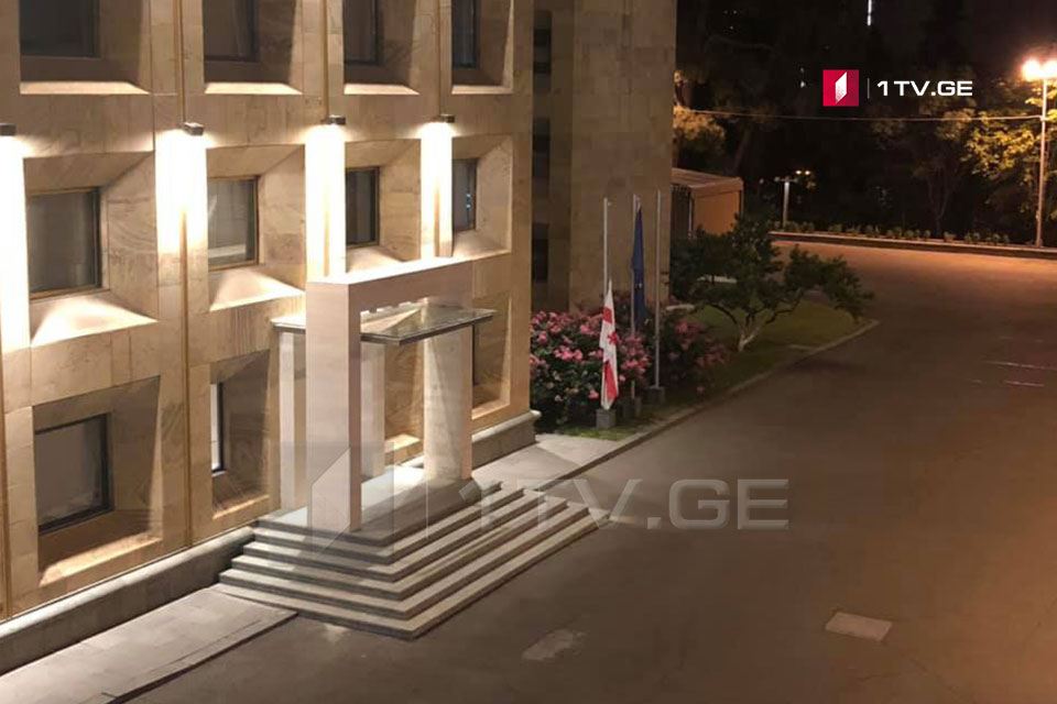 აგვისტოს ომში დაღუპულთა ხსოვნის პატივსაცემად, სახელმწიფო შენობებზე საქართველოს დროშები დაუშვეს