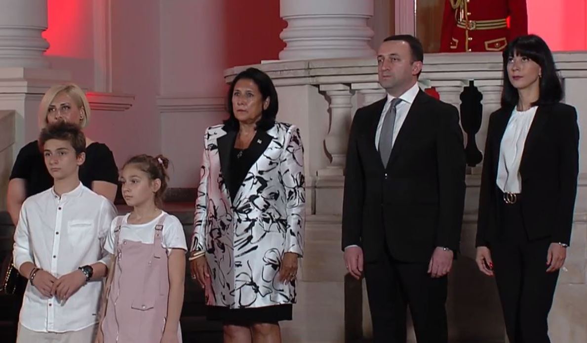 ორბელიანების სასახლეში სახელმწიფო დროშის დაშვებას გიორგი ანწუხელიძის ოჯახი დაესწრო [ვიდეო]