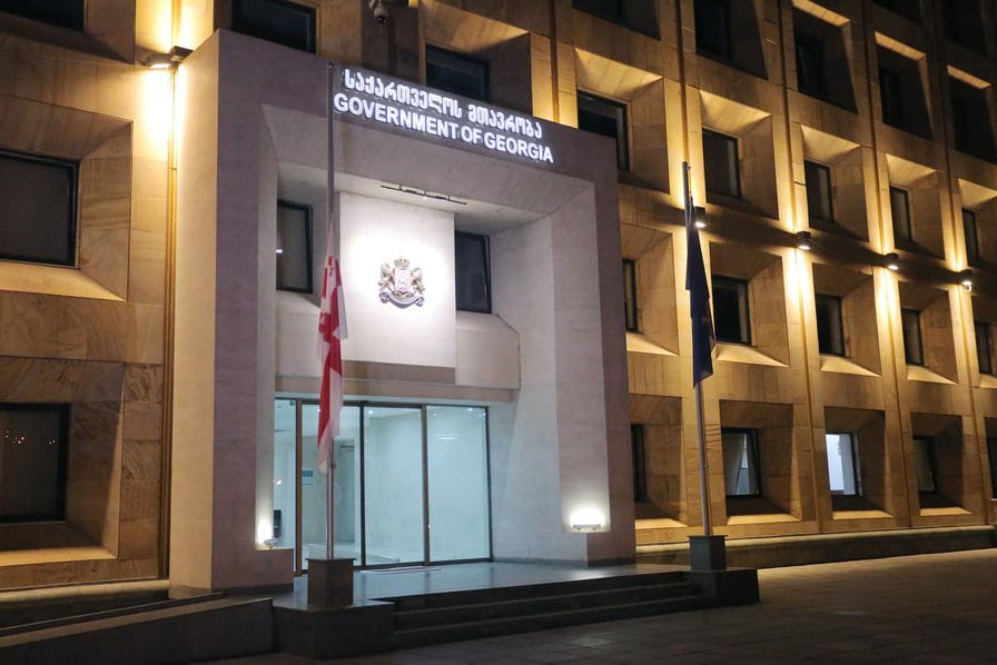 მთავრობის ადმინისტრაციის შენობაზე სახელმწიფო დროშა დაშვებულია
