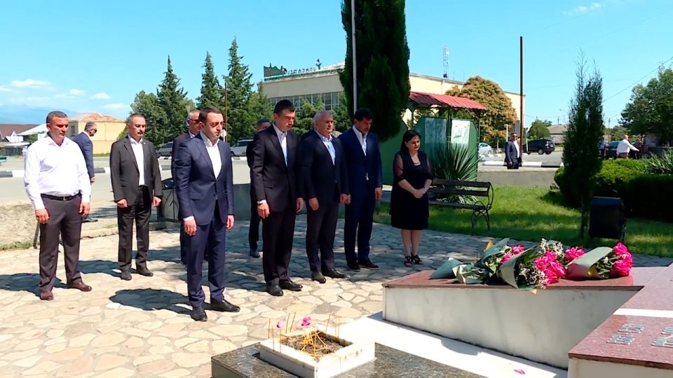 „ქართული ოცნების“ ლიდერებმა საქართველოს ეროვნული გმირის, გიორგი ანწუხელიძის მემორიალი ყვავილებით შეამკეს