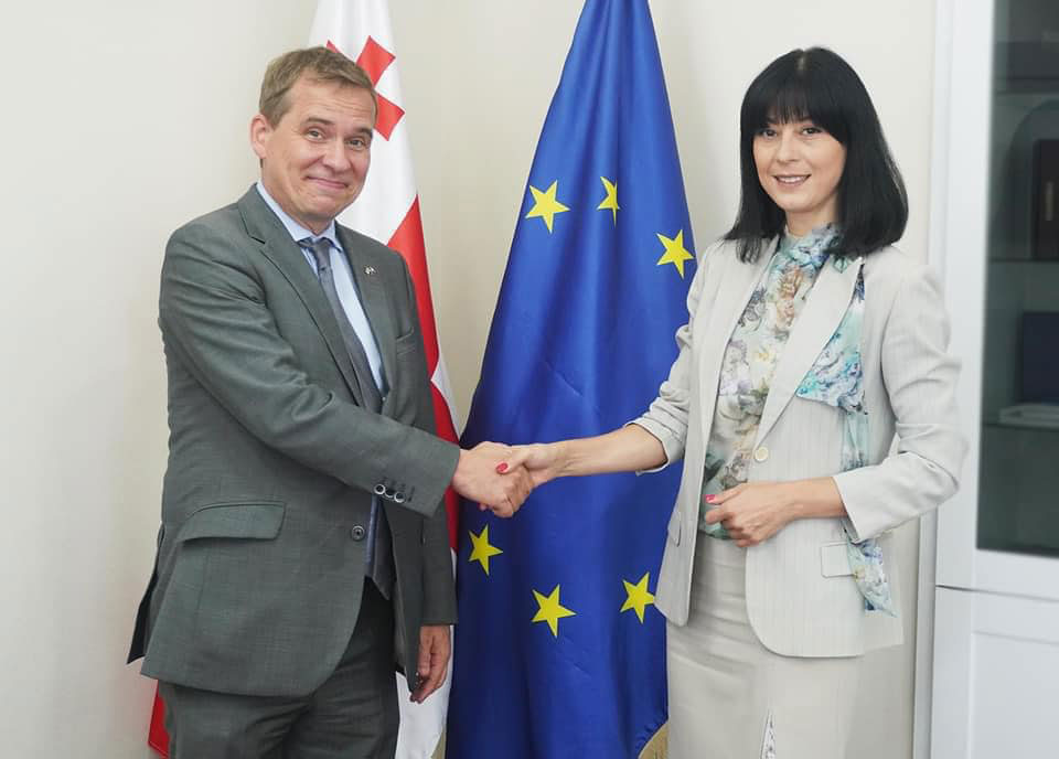 სახელმწიფო მინისტრმა თეა ახვლედიანმა საქართველოში საფრანგეთის ელჩთან გაცნობითი შეხვედრა გამართა