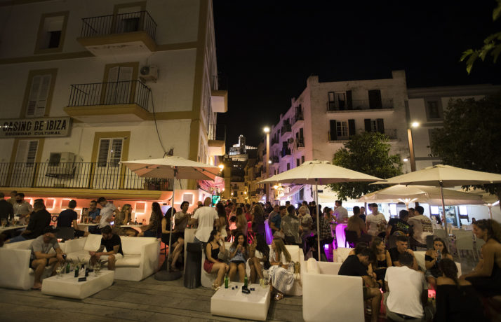 ესპანეთში ღამის კლუბები იხურება, ქუჩაში კი დისტანციის დაცვის გარეშე მოწევა იკრძალება