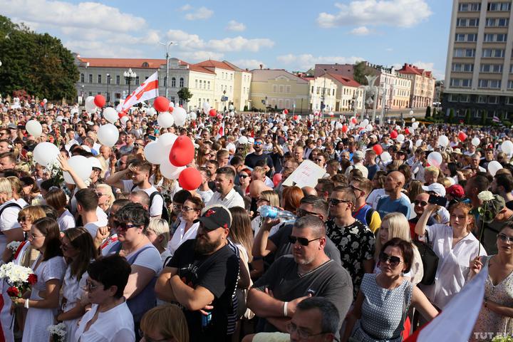 ბელარუსში „მინსკის ტრაქტორის ქარხნის“ გაფიცული თანამშრომლები დედაქალაქის ცენტრისკენ მიემართებიან
