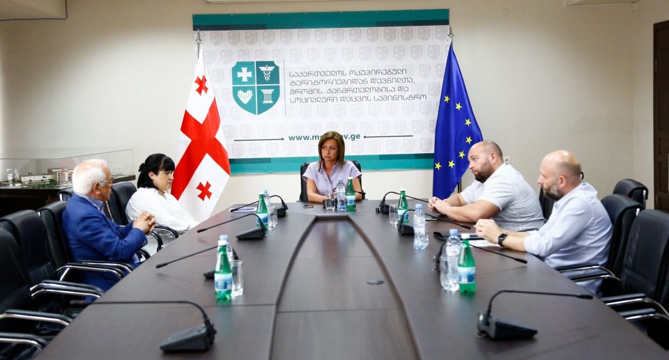 ეკატერინე ტიკარაძე სამსახურებრივი გულგრილობის და თაღლითობის ფაქტზე დაკავებული ექიმის, ვახტანგ ყიფიანის ოჯახის წევრებს შეხვდა