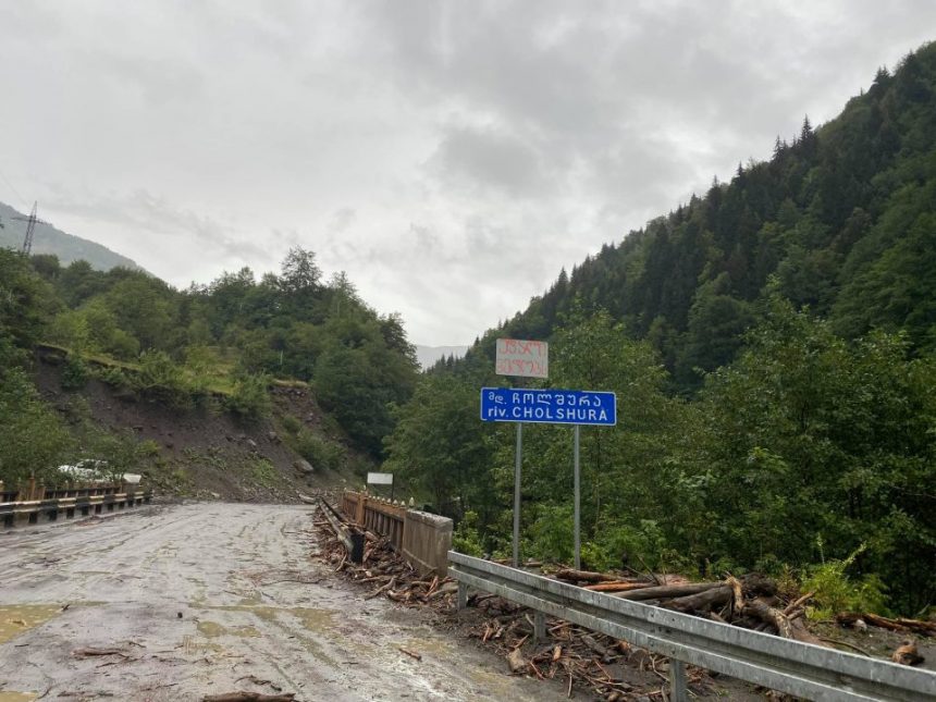 ლენტეხის მუნიციპალიტეტის სოფელ საყდართან მისასვლელი გზა გაიხსნა