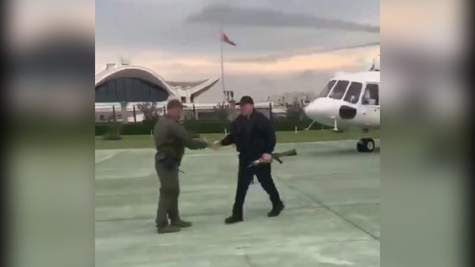 ბელარუსის მედია ავრცელებს ვიდეოს, რომელზეც ჩანს, რომ ალექსანდრ ლუკაშენკოს ხელში იარაღი უჭირავს