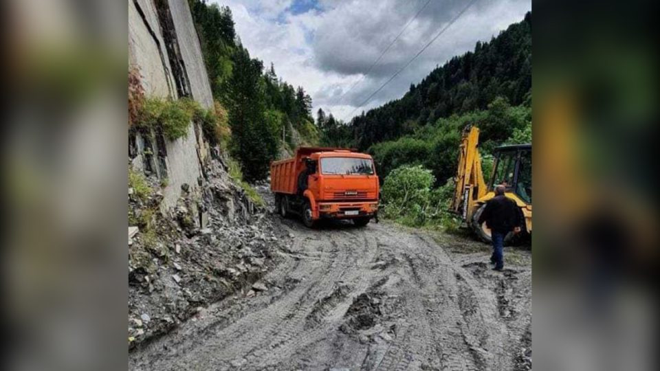 სოფელ ადიშთან მისასვლელი დროებითი გზის მოწყობა დასრულდა