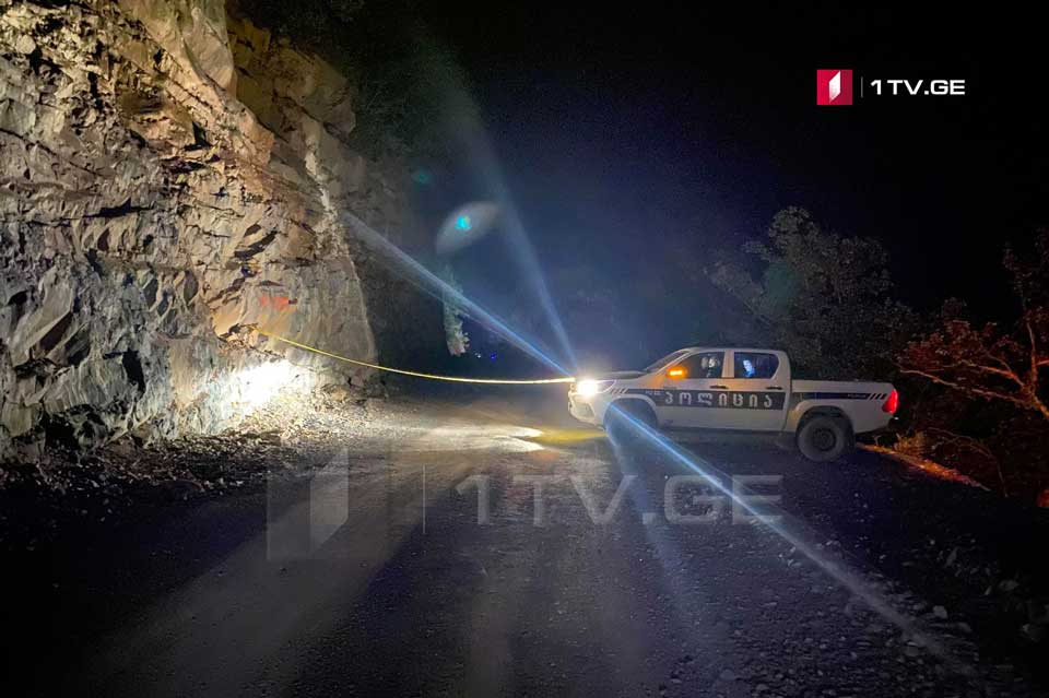 შატილის გზაზე, სადაც ავტოსაგზაო შემთხვევას 17 ადამიანი ემსხვერპლა, სამართალდამცველები და მაშველები მუშაობენ [ფოტო/ვიდეო]