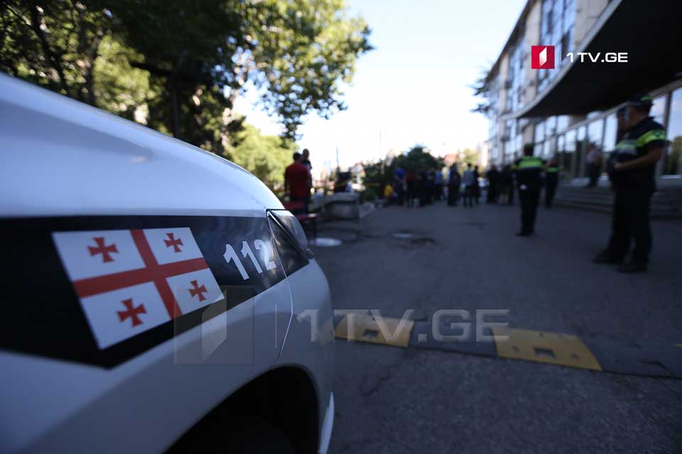 საქართველოს პირველი არხის შენობაში სამართალდამცველები მუშაობენ [ფოტო/ვიდეო]