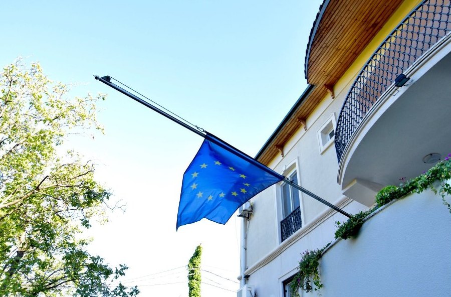 გლოვის დღესთან დაკავშირებით საქართველოში ევროკავშირის წარმომადგენლობამ ევროკავშირის დროშა დაუშვა