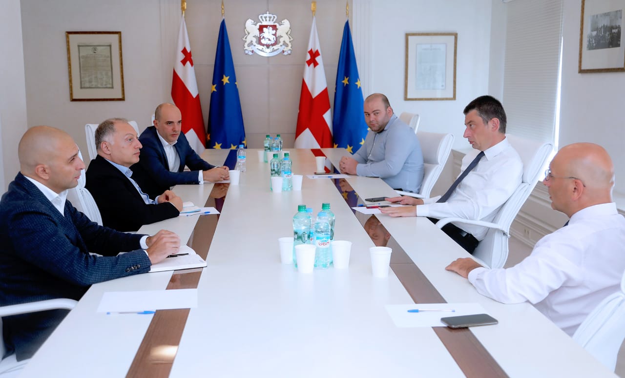 პრემიერი ბანკებთან შეთანხმდა, რომ 17 წლის ასაკის ჩათვლით ბავშვებისთვის განკუთვნილი 200-ლარიანი დახმარება საბანკო დავალიანების მქონე პირებს არ ჩამოეჭრებათ