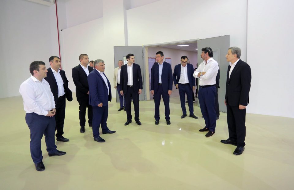 „ქართული ოცნების“ ლიდერებმა ბათუმში ახალაშენებული სპორტული კომპლექსი დაათვალიერეს