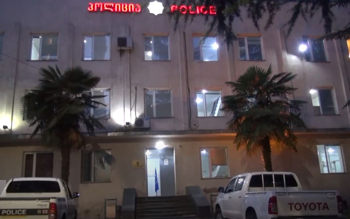 იმერეთის პოლიციამ ჭიათურის მუნიციპალიტეტში ყაჩაღობის ფაქტი გახსნა - დაკავებულია ოთხი პირი
