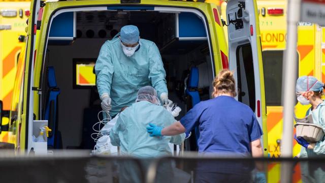 Böyük Britaniyada iyundan sonra koronavirusa yoluxmanın yeni hallarının rekord olaraq yüksək göstəricisi qeydə alındı