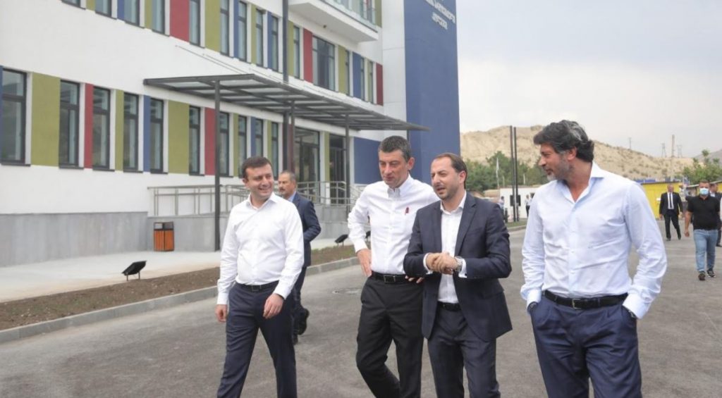„ქართული ოცნების“ ლიდერებმა კასპის ახლად აშენებული პროფესიული კოლეჯი და ინოვაციების ცენტრის სამშენებლო სამუშაოები დაათვალიერეს