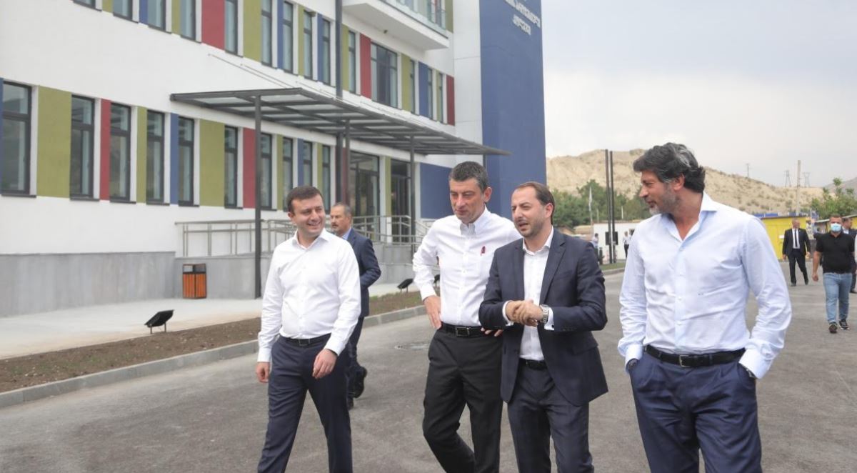 „ქართული ოცნების“ ლიდერებმა კასპის ახლად აშენებული პროფესიული კოლეჯი და ინოვაციების ცენტრის სამშენებლო სამუშაოები დაათვალიერეს