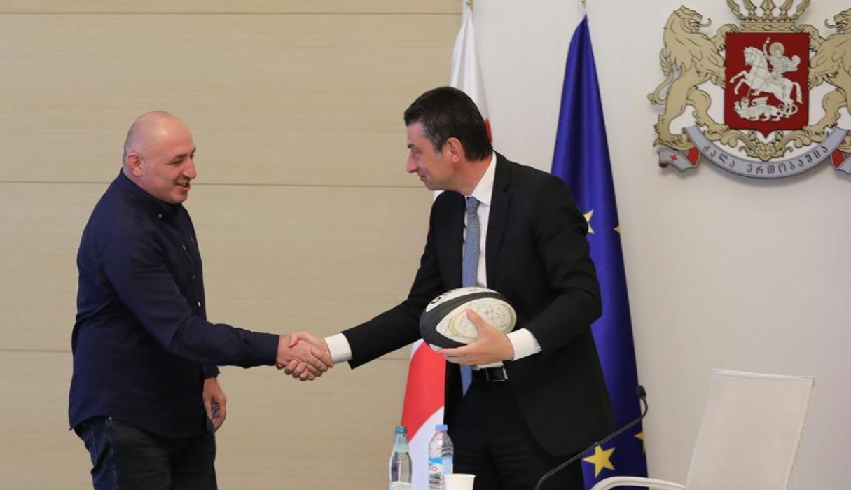 გადმოგცემთ, როგორც რაგბის საუკეთესო დამცველს - მორაგბეებმა გიორგი გახარიას სარაგბო კლუბებისა და რაგბის ნაკრების წევრების ხელმოწერილი ბურთი აჩუქეს