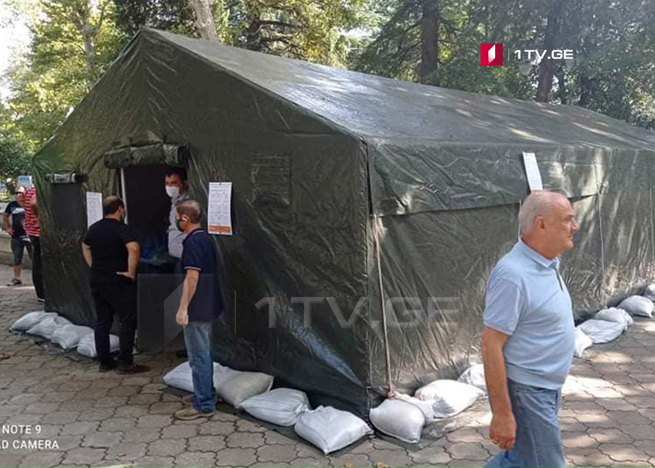 ქუთაისის ცენტრალურ სკვერში განთავსებულ კარავში მოქალაქეებს შესაძლებლობა აქვთ, კორონავირუსზე „პისიარ“ ტესტირება ჩაიტარონ
