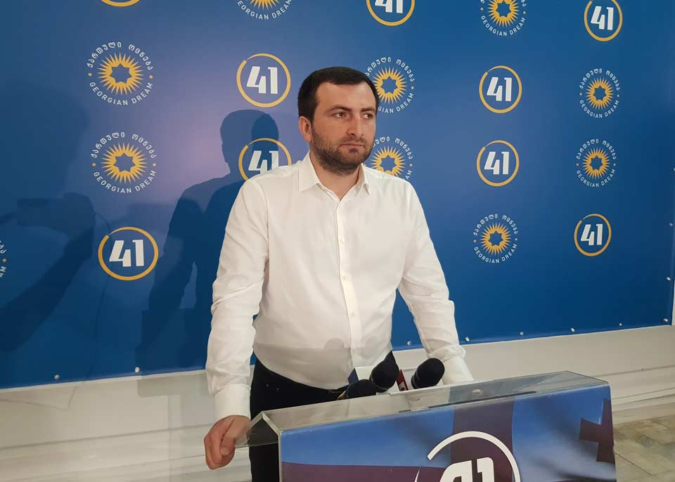 გიორგი მანველაძე – მთავრობის ადმინისტრაციიდან დარღვევების გამო გათავისუფლებული ერთ-ერთი პირი მეგობრებთან ერთად აპირებს შოუს დადგმას, თითქოს „ქართული ოცნების“ რიგებს ტოვებენ