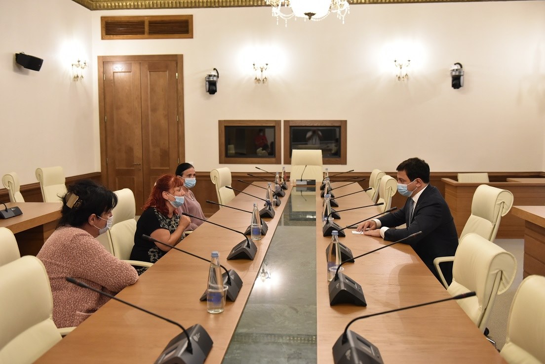 არჩილ თალაკვაძე პატიმრების მოშიმშილე მშობლებს შეხვდა