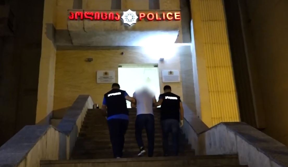 ტაჯიკეთის მოქალაქეებისთვის თავისუფლების უკანონო აღკვეთის, გამოძალვისა და იძულების ბრალდებით პოლიციამ ოთხი პირი დააკავა