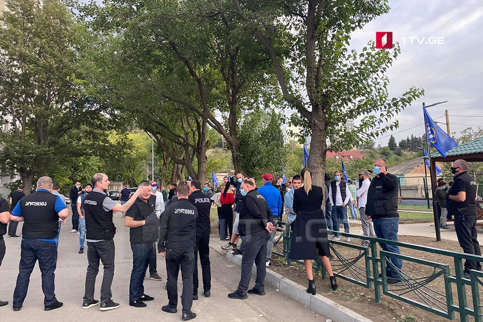 „სირცხვილიასა“ და „შეცვალეს“ წევრებმა გლდანის რაიონში, ერთ-ერთ სკვერში „ქართული ოცნების“ დროშების ჩამოხსნა მოითხოვეს