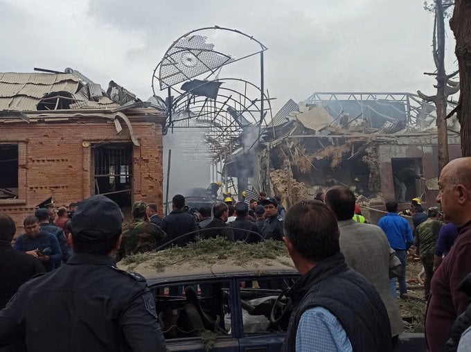 Azərbaycan hökuməti Ermənistanı dezinformasiyada günahlandırır bə bəyan edir ki, Gəncədə mülki əhali bombalanır