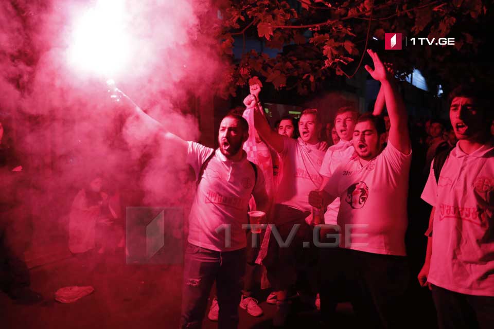 საქართველოს ნაკრებს გულშემატკივრები სტადიონის შესასვლელთან დახვდნენ [ფოტო/ვიდეო]