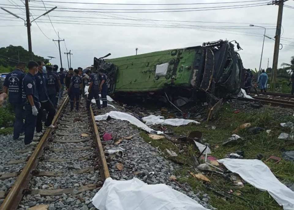 ტაილანდში მატარებლის ავტობუსთან შეჯახების შედეგად სულ მცირე 17 ადამიანი დაიღუპა