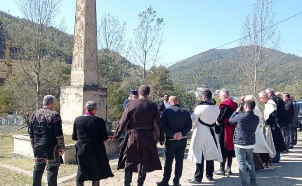 „კონსერვატიული პარტიის“ წევრებმა მერაბ კოსტავას მემორიალი გვირგვინით შეამკეს