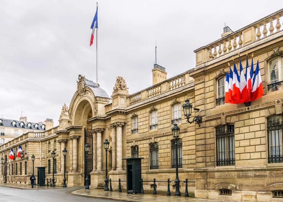 საფრანგეთის მთავრობა რამდენიმე ქალაქში, მათ შორის პარიზში, კომენდანტის საათის დაწესებას არ გამორიცხავს