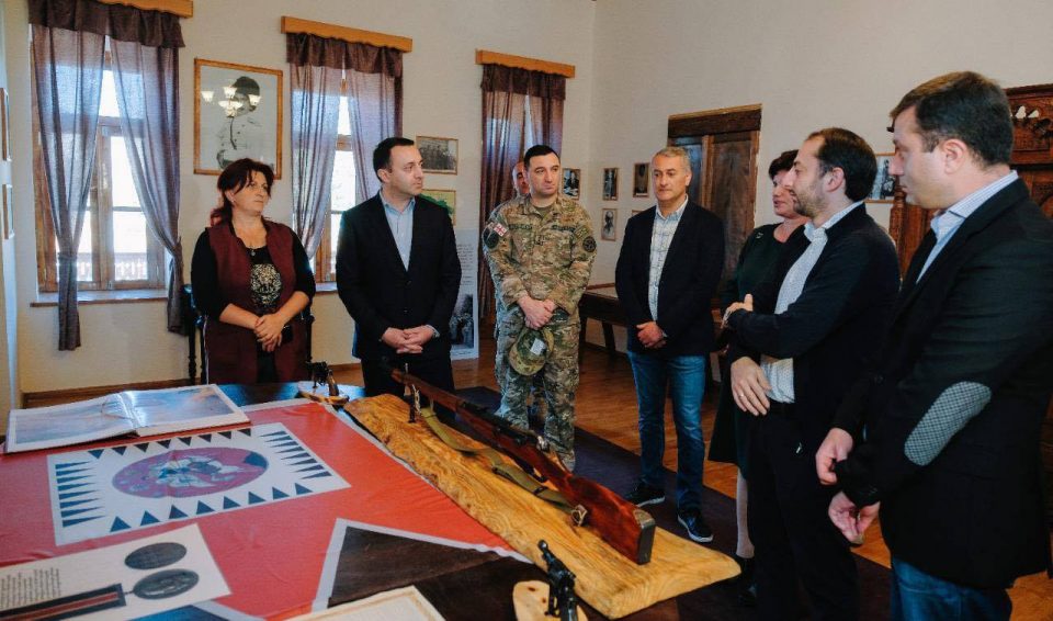 ირაკლი ღარიბაშვილმა გენერალ გიორგი მაზნიაშვილის სახლ-მუზეუმს საჩუქრად საქართველოს პირველი დემოკრატიული რესპუბლიკის პერიოდის იარაღები გადასცა