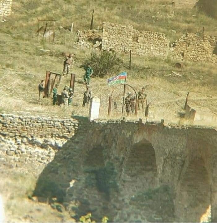 İlham Əliyevin bəyan etdiyinə görə, Azərbaycan hərbçiləri Xudafərin körpüsündə Azərbaycan bayrağını ucaltdılar