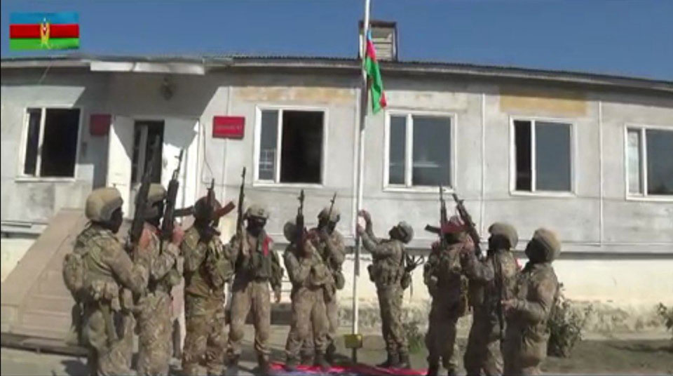 აზერბაიჯანის ხელისუფლების ინფორმაციით, გათავისუფლებულ ქალაქ ფიზულიში სამხედროებმა აზერბაიჯანის დროშა აღმართეს