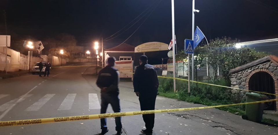 გოგი მეშველიანის განცხადებით, დმანისში „ქართული ოცნების“ ოფისთან მომხდარი თავდასხმის შედეგად, ოთხი ადამიანი დაიჭრა
