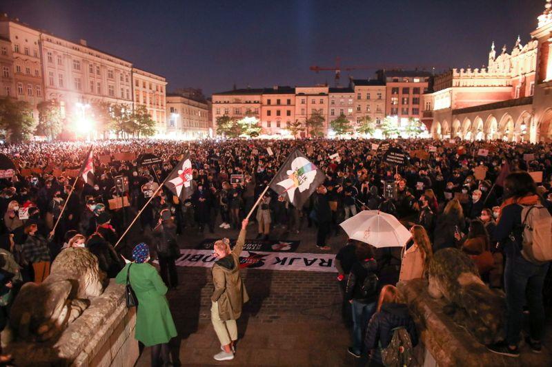 ვარშავაში აბორტების აკრძალვის მოწინააღმდეგეები და სამართალდამცველები ერთმანეთს დაუპირისპირდნენ