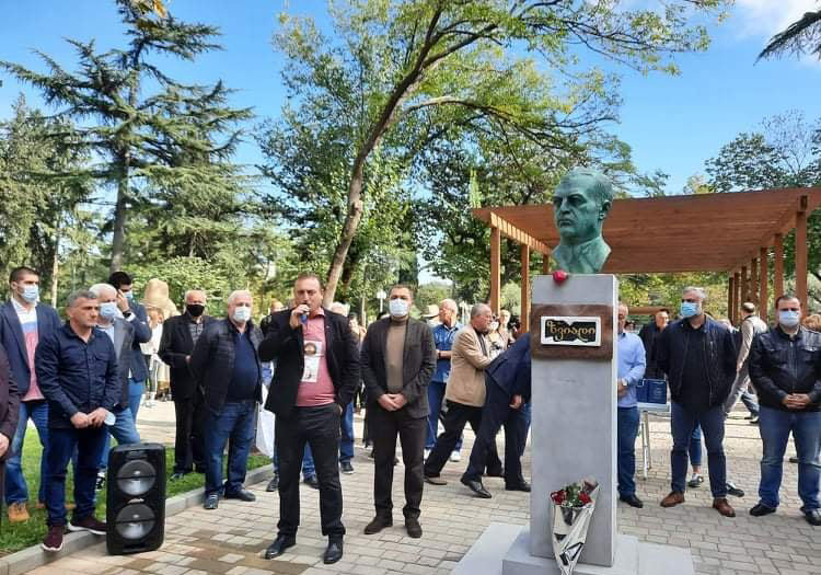 რუსთავში ზვიად გამსახურდიას ბიუსტი გაიხსნა