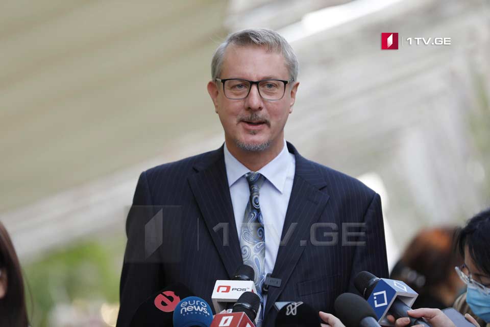 Карл Ҳарцель  - Қәҿиарас иҳауа уаҵәы иубарҭахоит, апарламент аусура иалагаанӡа