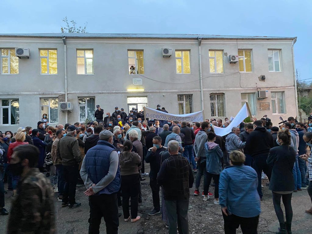 Акция протеста проходит перед зданием 58-й окружной избирательной комиссии Цхалтубо