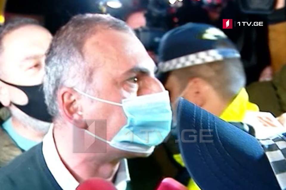 ალეკო ელისაშვილმა პოლიციელს მიმართა - გვარი მაინც მითხარი შენი, დაგიმახსოვრო კარგად, სამარცხვინო