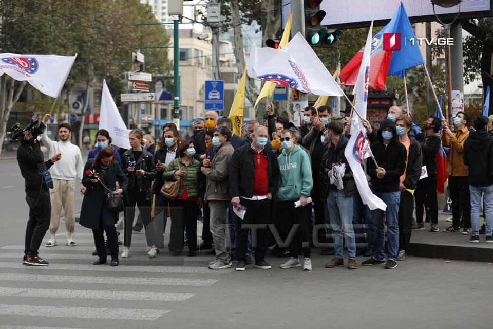 ოპოზიციის წარმომადგენლები მსვლელობას მართავენ
