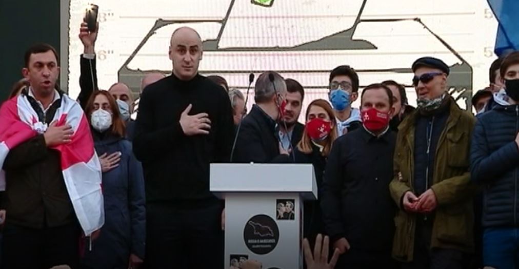 პარლამენტის შენობასთან მიმდინარე აქციაზე საქართველოს ჰიმნი შეასრულეს [ვიდეო]