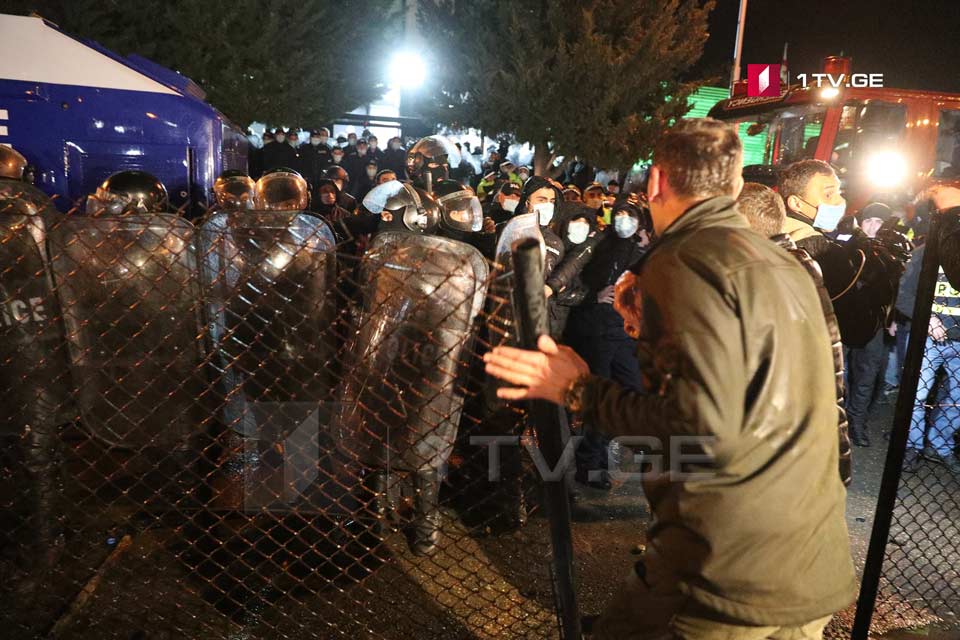 აქციის მონაწილეებმა სამართალდამცველების კორდონის გარღვევა სცადეს
