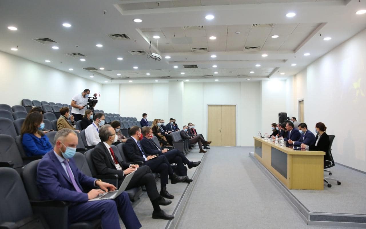 ვახტანგ გომელაურმა საელჩოებისა და საერთაშორისო ორგანიზაციების წარმომადგენლებს 8 ნოემბერს ცესკო-სთან აქციის მიმდინარეობის შესახებ ინფორმაცია მიაწოდა