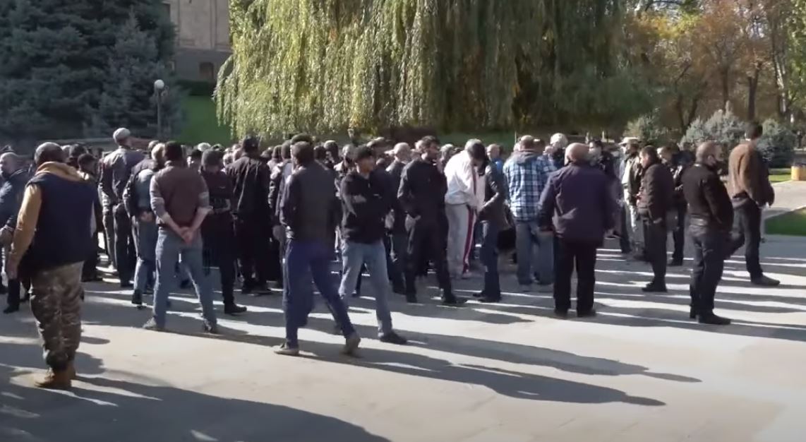 სომხური მედიის ინფორმაციით, ერევანში, პარლამენტთან შეკრებილმა დემონსტრანტებმა ბაგრამიანის გამზირი გადაკეტეს