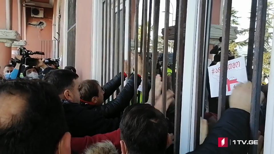 აჭარის უმაღლეს საარჩევნო კომისიასთან ხმაურია [ვიდეო]