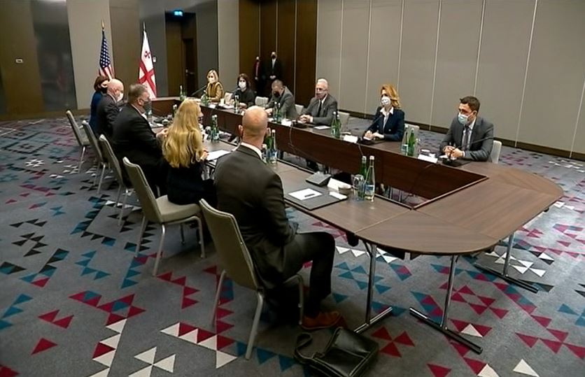 მაიკ პომპეო არასამთავრობო ორგანიზაციების წარმომადგენლებს შეხვდა